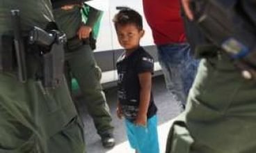 Buscas pelos pais de 303 crianças separadas na fronteira dos EUA-México