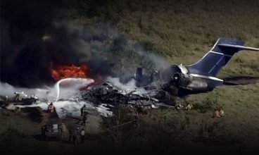 Milagre: Avião com 21 a bordo cai e pega fogo no Texas. Apenas um teve arranhões. VÍDEO