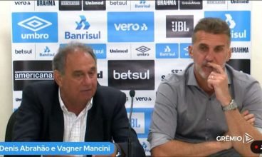 Em coletiva conjunta, Abrahão reclama do juiz, diz que situação do Grêmio “melhorou até” e banca permanência de Mancini