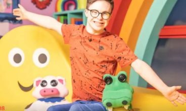 Programa de TV infantil tem primeiro apresentador com síndrome de down