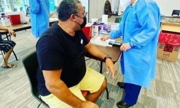Pai de Anitta recebe vacina contra a covid-19 na Flórida