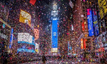 Virada na Times Square tem filas enormes, pizza de rua a R$ 195 e policiais sem máscara