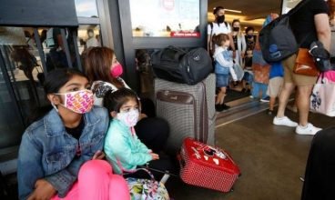 Domingo de caos nos aeroportos dos EUA: voos cancelados por mau tempo e Ômicron