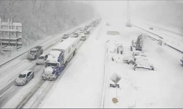 Centenas de motoristas ficam presos em rodovia nos EUA após acidente e tempestade de neve