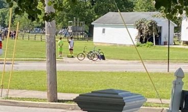 Meninos de Indiana imediatamente pulam de bicicletas para homenagear veterano militar depois de ver seu funeral
