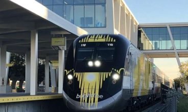 Trem Expresso da ‘Brightline’ faz primeira viagem de teste na Flórida Central 