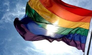 França criminaliza “cura gay” com multa e até prisão