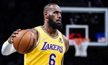 LeBron retorna com triplo-duplo, Lakers vence Knicks no OT