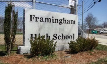 FOI FILMADO: Polícia investiga briga em banheiro feminino da Framingham High School