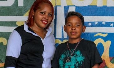 Com ajuda de ONG, mãe e filho se reencontram após 2 anos