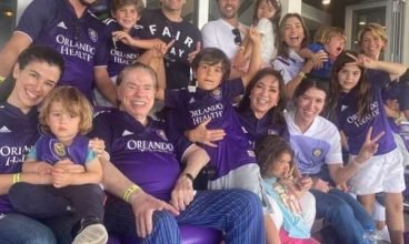 Sílvio Santos é atração no jogo do Orlando City; vibra com gol de Alexandre Pato   