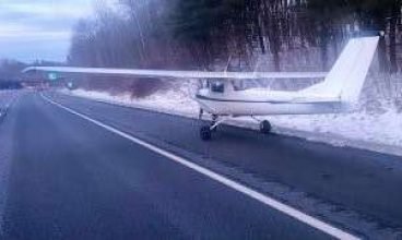 Avião faz pouso de emergência em estrada de Massachusetts