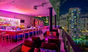 Novo bar em uma cobertura de um hotel na Brickell é inaugurado