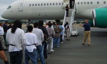 Mais dois voos com brasileiros deportados chegam ao Brasil