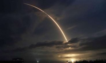 Foguete Space X Falcon 9 realiza o seu 12° lançamento na Flórida.