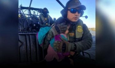 Texas: Menina de 4 anos abandonada por contrabandistas é encontrada sozinha no Rio Grande