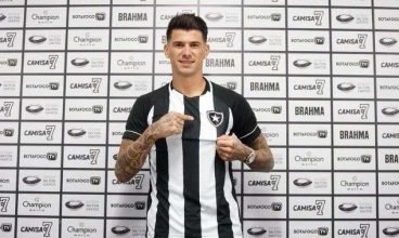 Víctor Cuesta busca retomar boa fase em chegada ao Botafogo