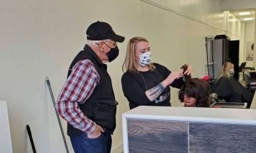 Homem de 79 anos frequenta escola de beleza para aprender a pentear o cabelo da esposa depois que a visão dela diminuiu