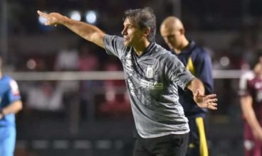 Bustos lamenta ‘erro grosseiro’ da arbitragem em derrota do Santos