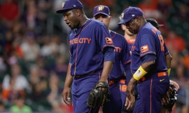 Dusty Baker, técnico do Astros, e P Hector Neris suspenso por jogar na cabeça de Eugenio Suarez