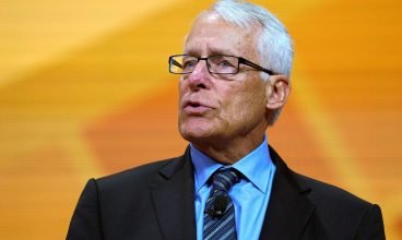 Quem é o bilionário Rob Walton, o provável futuro proprietário do Denver Broncos?