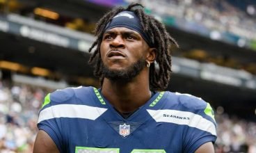 Darrell Taylor, do Seahawks, saiu da linha lateral para o campo para bloquear após interceptação, os árbitros não perceberam