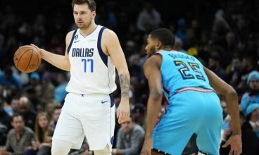 A estrela do Mavericks, Luka Doncic, teria sofrido uma entorse de tornozelo 'leve' depois de deixar o jogo contra o Suns mais cedo