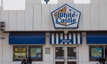 Mulher se casa em White Castle quase 30 anos depois que a corrente lhe deu comida de graça quando adolescente sem-teto