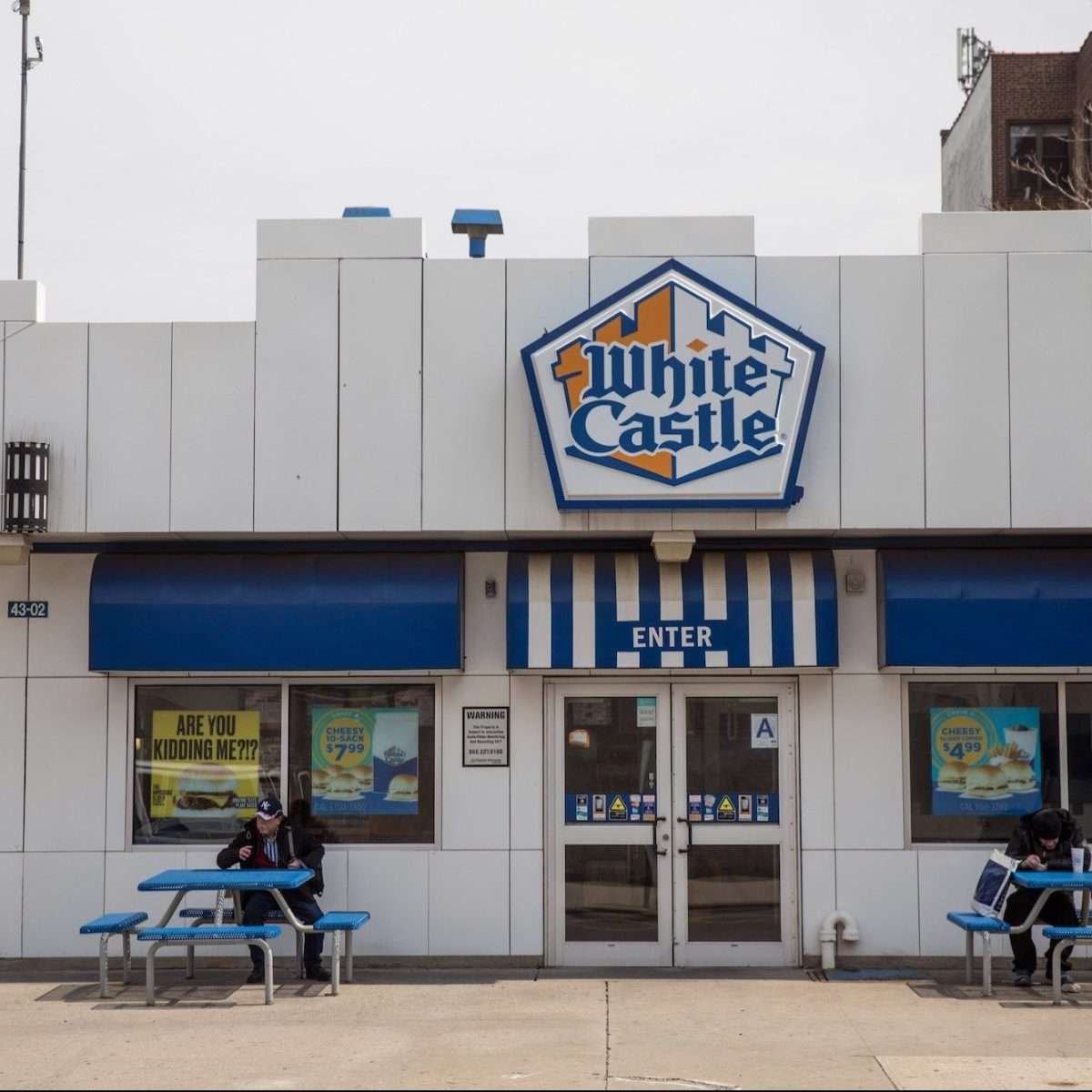 Mulher se casa em White Castle quase 30 anos depois que a corrente lhe deu comida de graça quando adolescente sem-teto