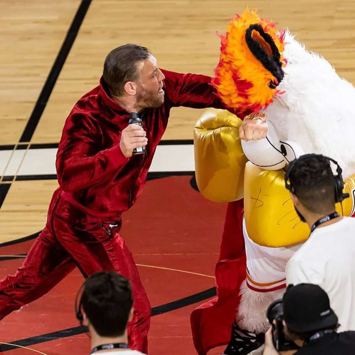 Conor McGregor nocauteia o mascote do Miami Heat em falha na promoção do produto e o manda para o hospital