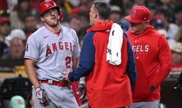 Mike Trout passando por raios-X após ser atingido na mão contra Padres