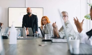 Como a troca de código prejudica pessoas de cor no local de trabalho