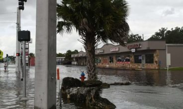 Vídeo: Imagens do furacão Idalia mostram postos de gasolina sendo varridos, moradores praticando paddle pelas ruas e bares que ainda estão abertos