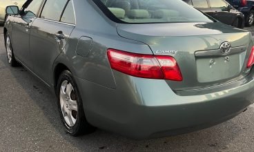 2009 Toyota Camry LE FWD 4 Door Sedan 2.4 4cyl. Gasoline One owner