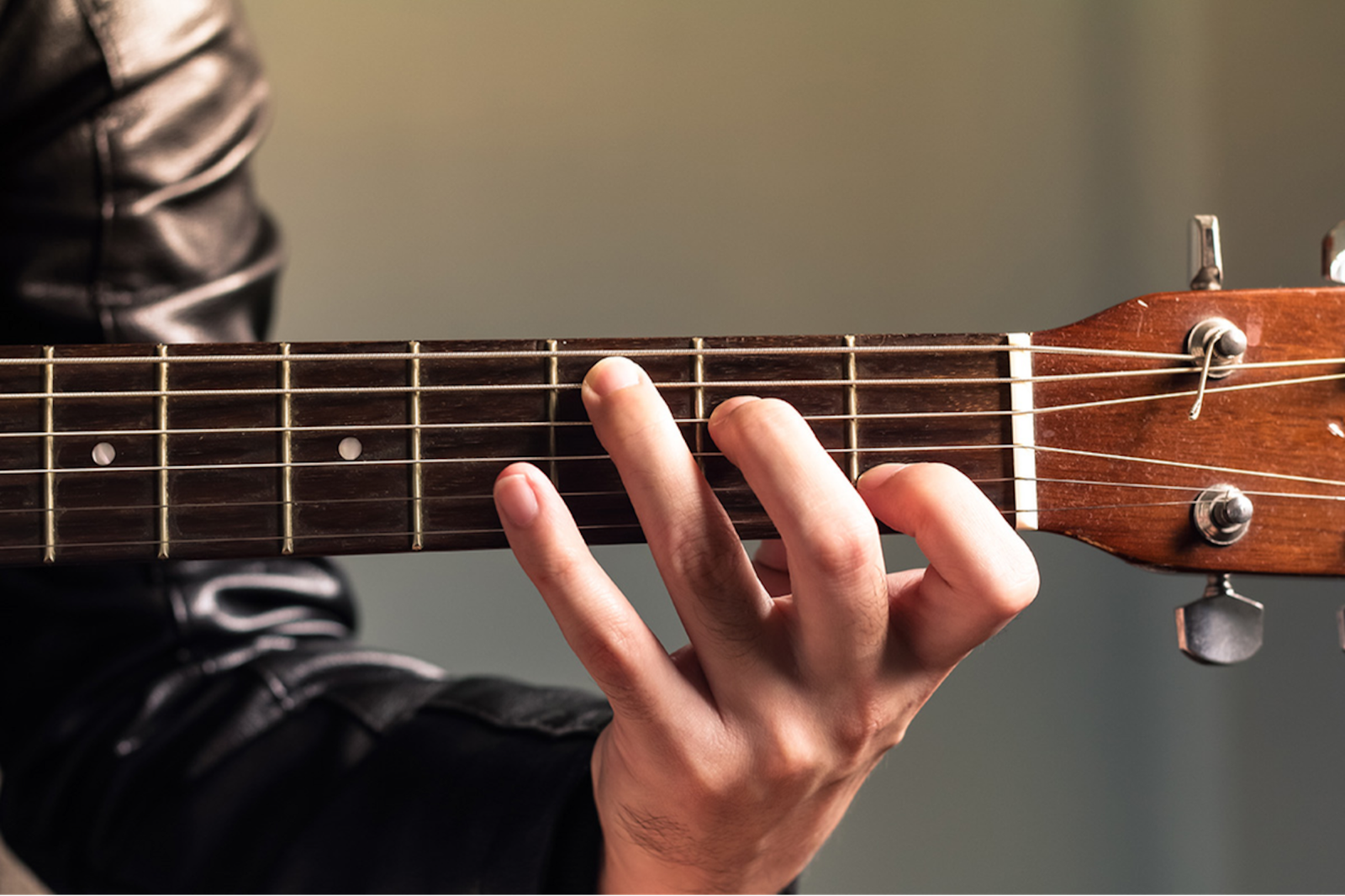 Aprenda a tocar guitarra com este pacote de treinamento de US$ 20