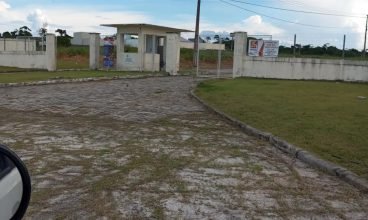 Vendo terreno em condomínio fechado,250 M2 tipo 10 x 20 plano,todo murado, porta