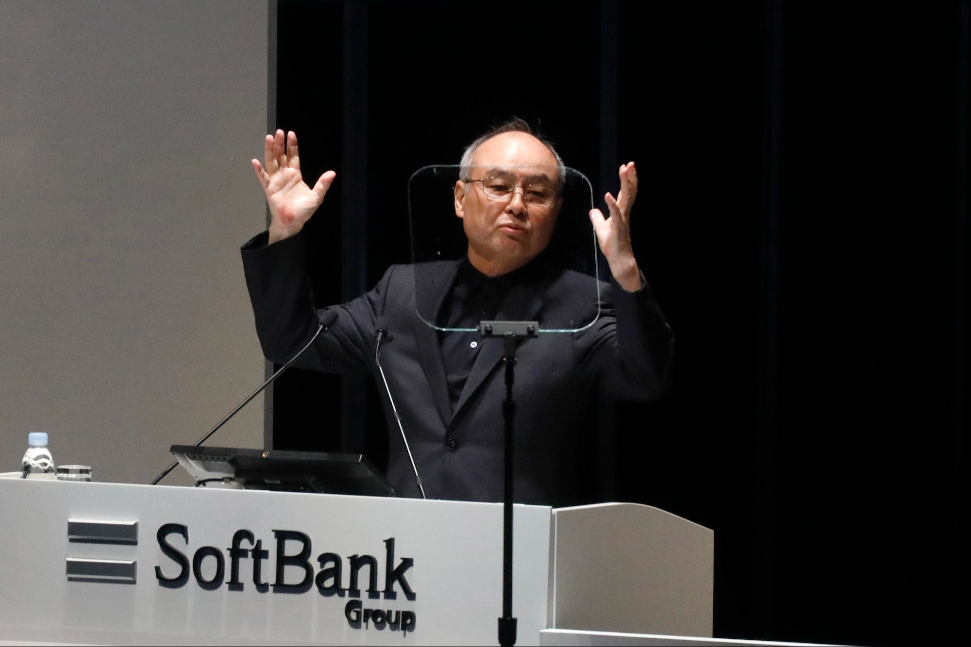 CEO do SoftBank afirma que IA 10 vezes mais inteligente que os humanos pode chegar em questão de anos