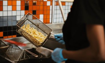 O aumento do salário mínimo do fast-food da Califórnia já está impactando as franquias. Aqui está o que um novo estudo revelou.