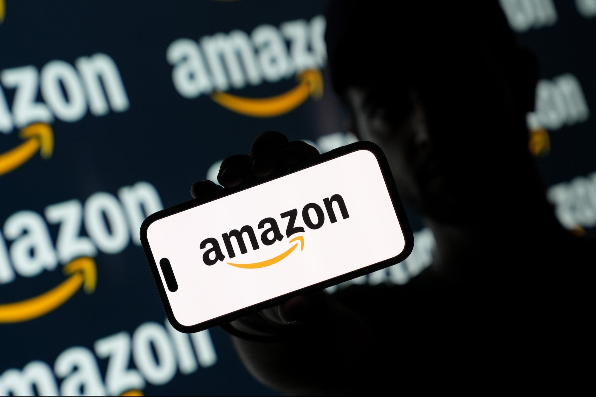 A Amazon acaba de investir na fusão de US$ 2,65 bilhões de dois gigantes do varejo de luxo – mas há um enorme desafio potencial pela frente