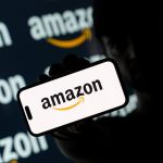 A Amazon acaba de investir na fusão de US$ 2,65 bilhões de dois gigantes do varejo de luxo – mas há um enorme desafio potencial pela frente