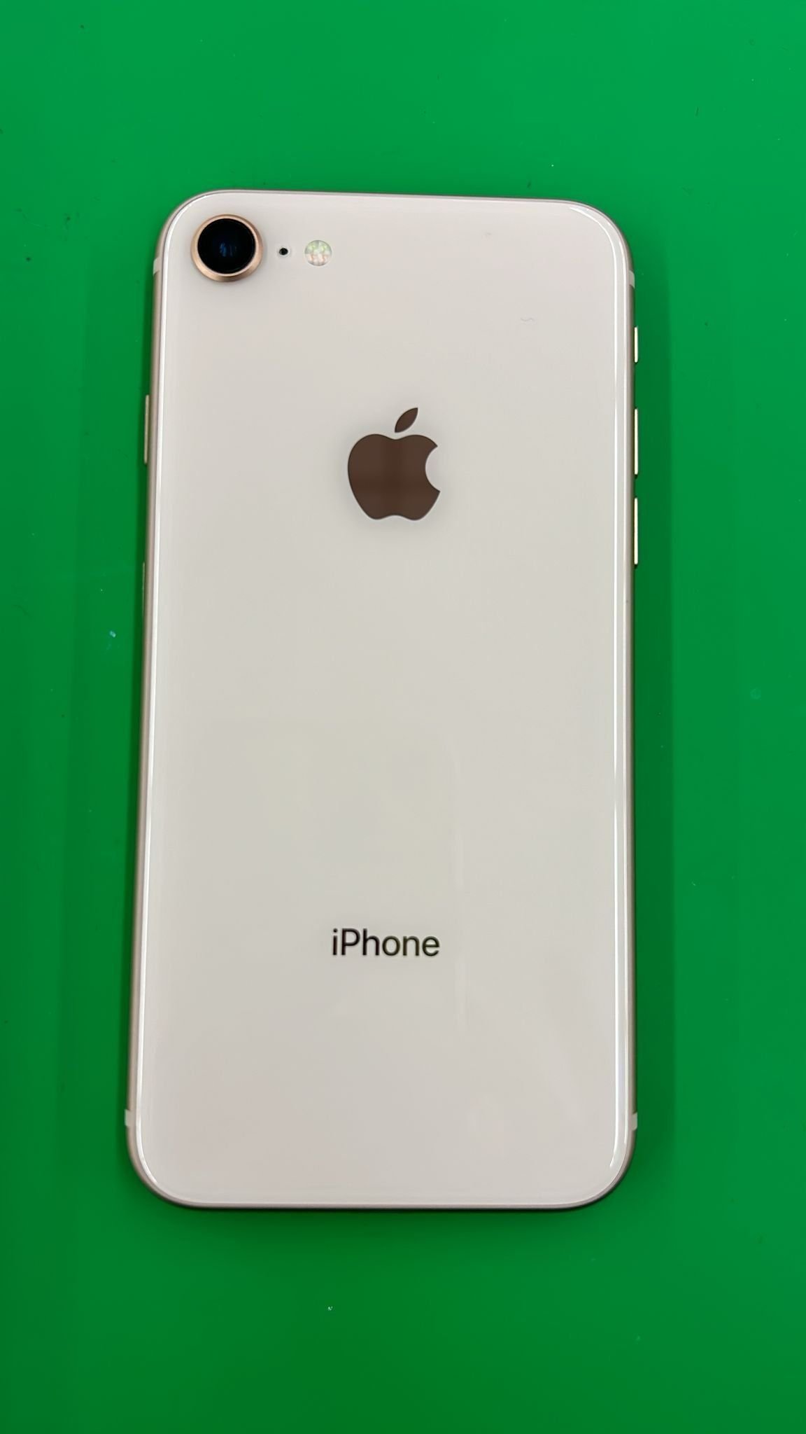 iPhone 8 – 64GB – Unlocked Screen: 4.7″ 
 RAM: 2GB
 Camera (Cámara): 12 Mp
  Bat
